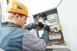 Do electricians make good money UK?