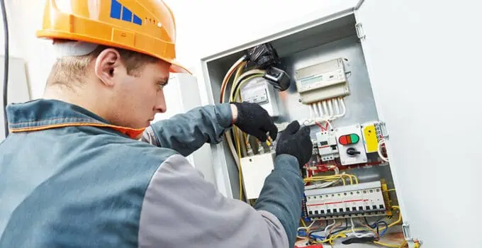 do electricians make good money uk